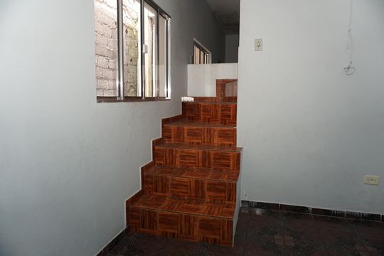 Escada de casa para alugar com 2 quartos, 120m² em Jardim Valo Verde, Embu das Artes