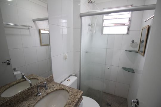 Banheiro de apartamento para alugar com 2 quartos, 49m² em Camargos, Belo Horizonte