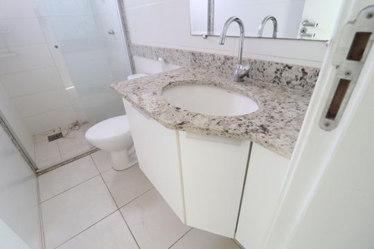 Banheiro Social de apartamento para alugar com 2 quartos, 73m² em Tabajaras, Uberlândia