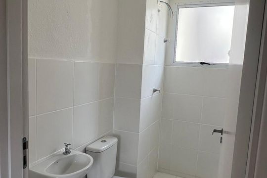 Banheiro de apartamento para alugar com 2 quartos, 41m² em Nova Esperança, Cachoeirinha