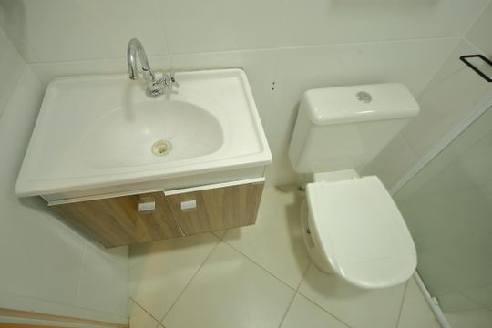 Banheiro social de apartamento à venda com 2 quartos, 48m² em Bairro dos Casa, São Bernardo do Campo
