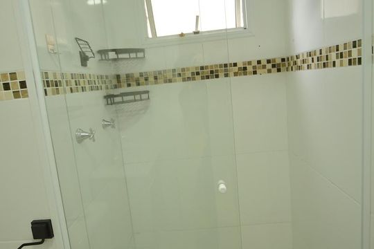 Banheiro  de apartamento à venda com 2 quartos, 48m² em Bairro dos Casa, São Bernardo do Campo