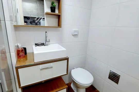 Banheiro de kitnet/studio para alugar com 1 quarto, 27m² em Centro Histórico, Porto Alegre
