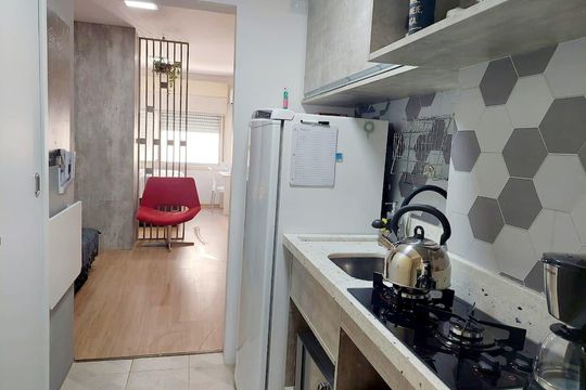 Cozinha de kitnet/studio para alugar com 1 quarto, 27m² em Centro Histórico, Porto Alegre