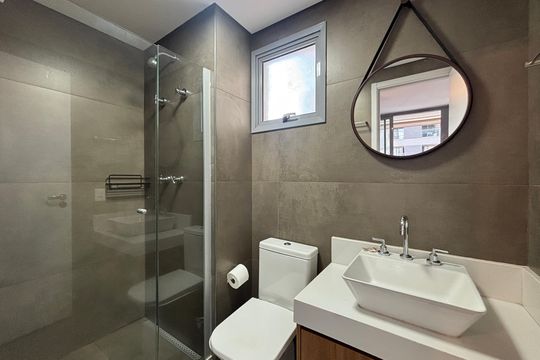 Banheiro de kitnet/studio à venda com 1 quarto, 30m² em Pinheiros, São Paulo