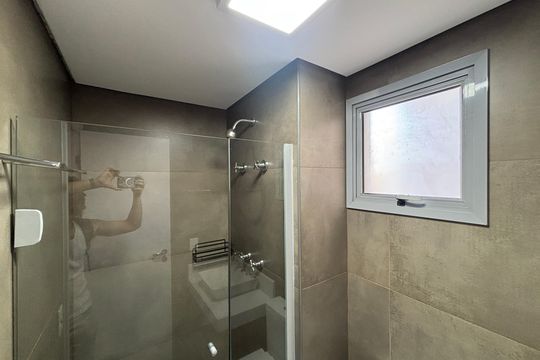 Banheiro de kitnet/studio à venda com 1 quarto, 30m² em Pinheiros, São Paulo