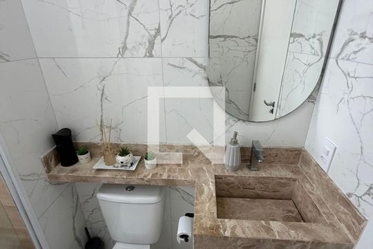 Banheiro de apartamento para alugar com 2 quartos, 46m² em Areia Branca, Santos