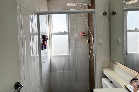 Banheiro de apartamento à venda com 2 quartos, 54m² em Vila Humaita, Santo André