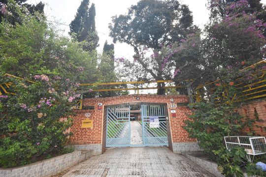 fachada da entrada com placa de aluga cod UYLW 724 de casa para alugar com 4 quartos, 650m² em Vila Moraes, Jundiaí