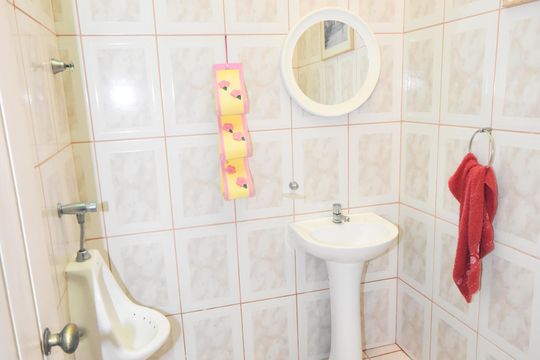 banheiro do salão de festa de casa para alugar com 4 quartos, 650m² em Vila Moraes, Jundiaí