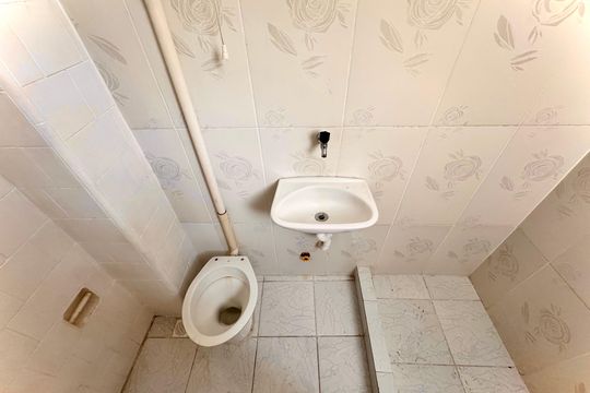 Banheiro social de kitnet/studio para alugar com 1 quarto, 40m² em Glória, Rio de Janeiro