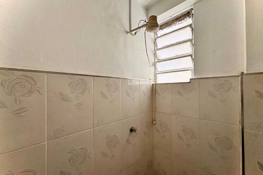 Banheiro social de kitnet/studio para alugar com 1 quarto, 40m² em Glória, Rio de Janeiro