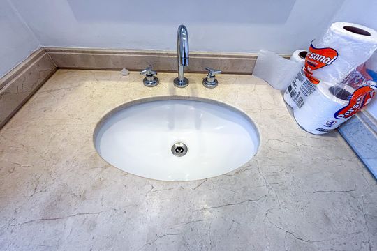 Banheiro social de apartamento à venda com 2 quartos, 97m² em Sumaré, São Paulo