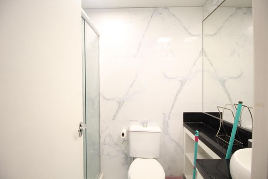 Banheiro de apartamento à venda com 3 quartos, 69m² em Vila Ipiranga, Porto Alegre