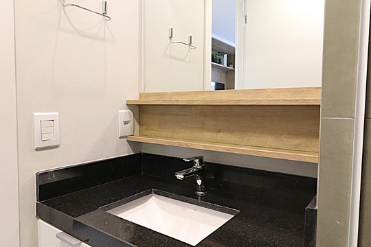 Banheiro de kitnet/studio para alugar com 1 quarto, 37m² em Rio Branco, Porto Alegre