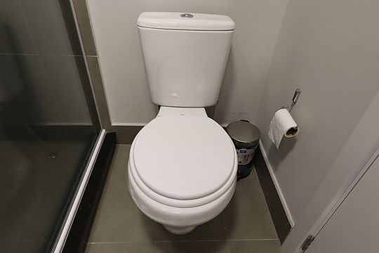 Banheiro de kitnet/studio para alugar com 1 quarto, 37m² em Rio Branco, Porto Alegre