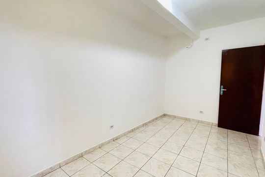 Quarto de casa para alugar com 1 quarto, 50m² em Jardim Presidente Kennedy, Embu das Artes