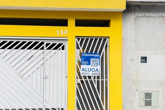 Fachada com placa instalada de casa para alugar com 1 quarto, 50m² em Jardim Presidente Kennedy, Embu das Artes