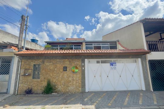 Placa instalada na fachada do imóvel de casa para alugar com 1 quarto, 150m² em Cidade Serodio, Guarulhos