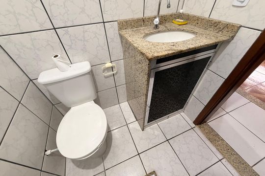 Banheiro de casa para alugar com 2 quartos, 60m² em Araras, Petrópolis