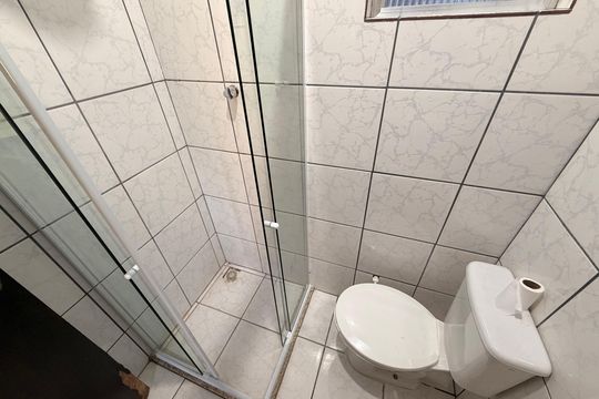 Banheiro de casa para alugar com 2 quartos, 60m² em Araras, Petrópolis
