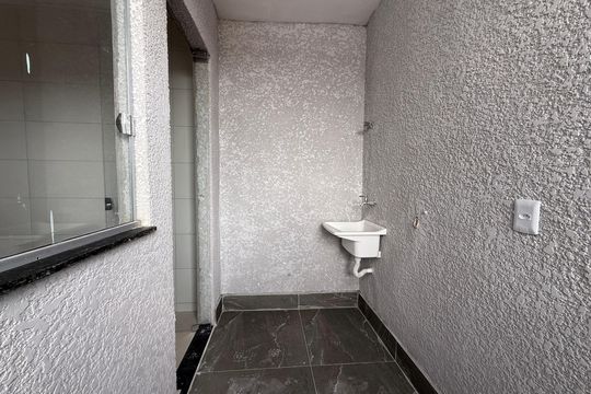 Área de serviço de apartamento para alugar com 2 quartos, 60m² em Chacaras Reunidas Santa Terezinha, Contagem