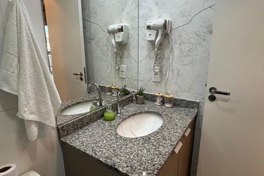 Banheiro de apartamento para alugar com 1 quarto, 34m² em Vila Clementino, São Paulo