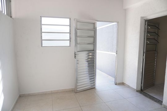 Casa para alugar com 2 quartos, 75m² em Jardim Robru, São Paulo