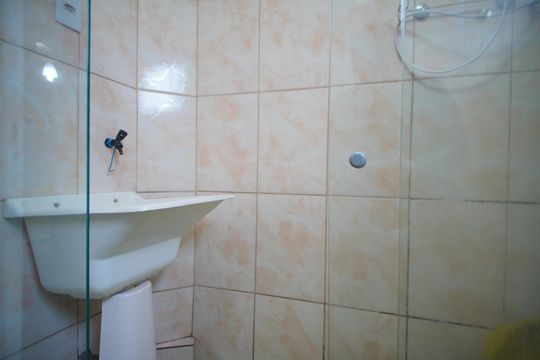 Banheiro de apartamento para alugar com 1 quarto, 47m² em Agronomia, Porto Alegre