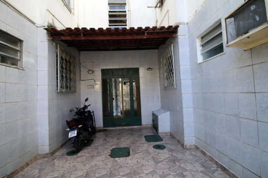 Fachada e portaria de apartamento à venda com 2 quartos, 48m² em Olaria, Rio de Janeiro