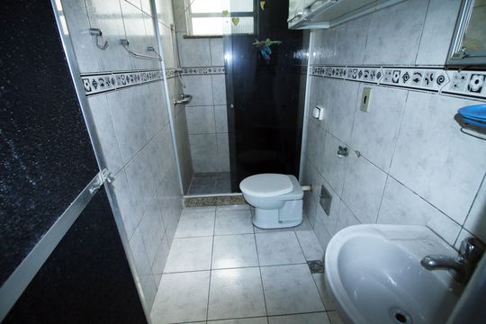 Banheiro de apartamento à venda com 2 quartos, 48m² em Olaria, Rio de Janeiro
