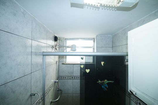 Banheiro de apartamento à venda com 2 quartos, 48m² em Olaria, Rio de Janeiro