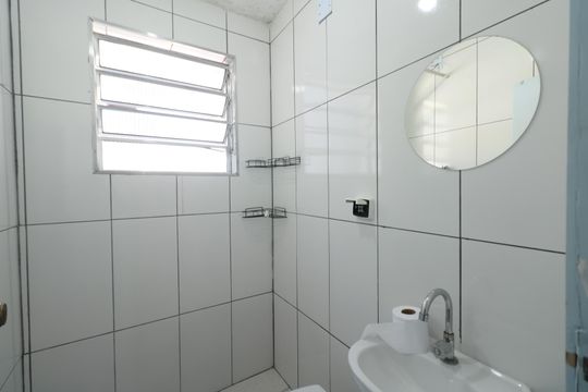 Banheiro de casa para alugar com 2 quartos, 70m² em Canhema, Diadema