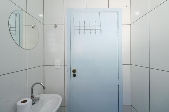 Banheiro de casa para alugar com 2 quartos, 70m² em Canhema, Diadema