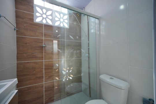 Banheiro de kitnet/studio para alugar com 1 quarto, 18m² em Jardim Cidade de Florianopolis, São José