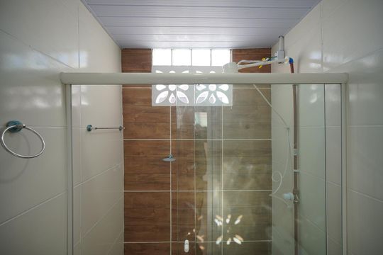 Banheiro de kitnet/studio para alugar com 1 quarto, 18m² em Jardim Cidade de Florianopolis, São José