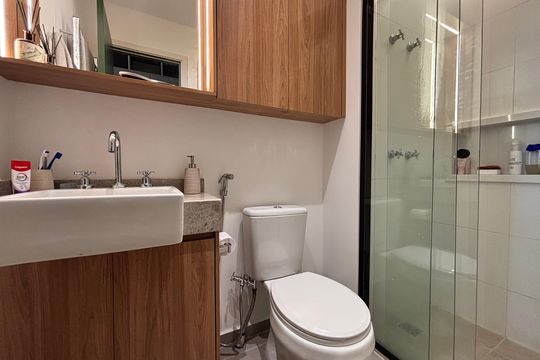 Banheiro de kitnet/studio para alugar com 1 quarto, 37m² em Indianópolis, São Paulo