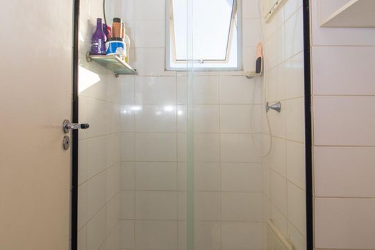 Banheiro de apartamento para alugar com 2 quartos, 45m² em Sarandi, Porto Alegre
