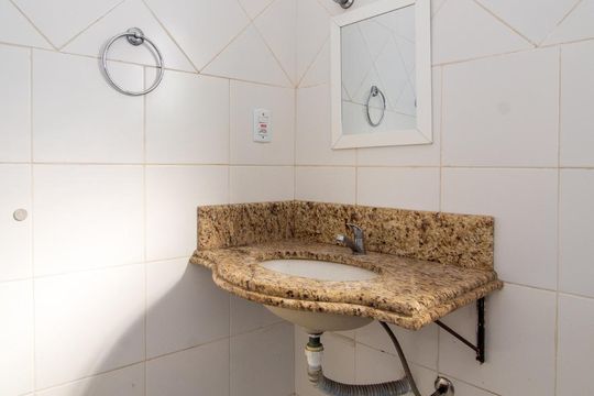 Banheiro de apartamento para alugar com 2 quartos, 60m² em Petrópolis, Porto Alegre