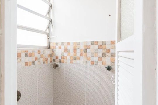 Banheiro de serviço de apartamento para alugar com 3 quartos, 124m² em Tijuca, Rio de Janeiro