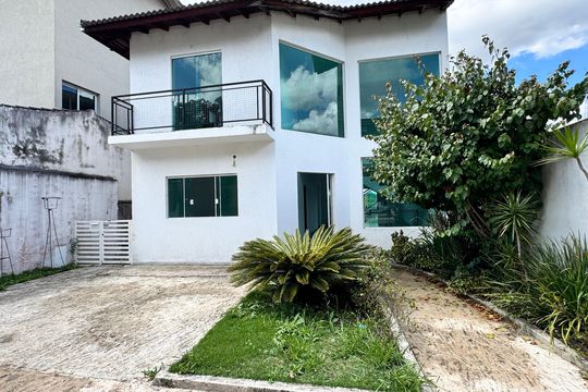 Fachada de casa de condomínio para alugar com 3 quartos, 239m² em Chácara Roselândia, Cotia