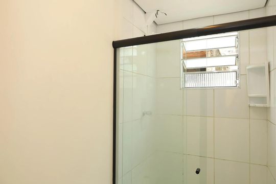 Banheiro de apartamento à venda com 2 quartos, 49m² em Conjunto Residencial José Bonifácio, São Paulo