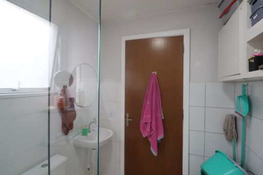 Banheiro  de apartamento à venda com 2 quartos, 47m² em Mato Grande, Canoas