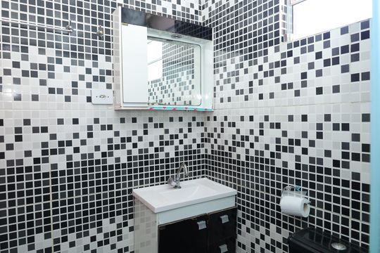 Banheiro de casa para alugar com 2 quartos, 70m² em Jardim Maia, São Paulo