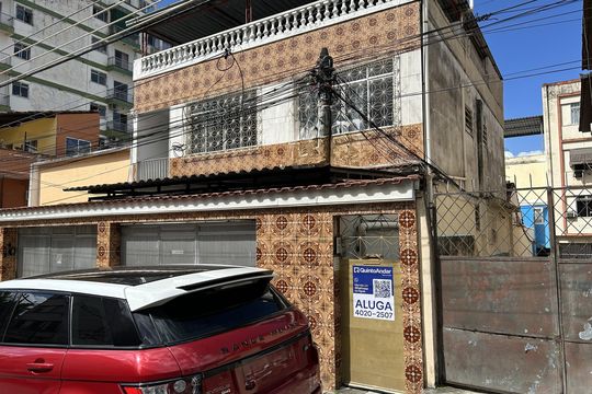 Fachada + placa de casa para alugar com 2 quartos, 54m² em Vila Valqueire, Rio de Janeiro