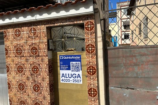 Fachada + placa de casa para alugar com 2 quartos, 54m² em Vila Valqueire, Rio de Janeiro