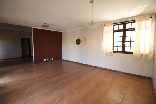 Casa de Condomínio para alugar com 4 quartos, 371m² em Taquara, Rio de Janeiro