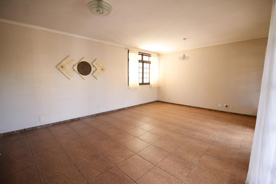 Sala de casa de condomínio para alugar com 4 quartos, 371m² em Taquara, Rio de Janeiro