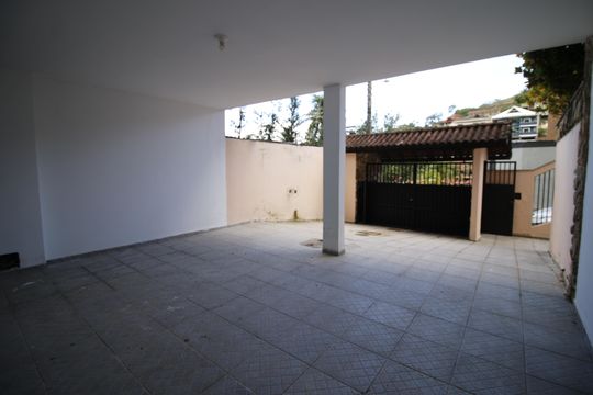 Garagem de casa de condomínio para alugar com 4 quartos, 371m² em Taquara, Rio de Janeiro