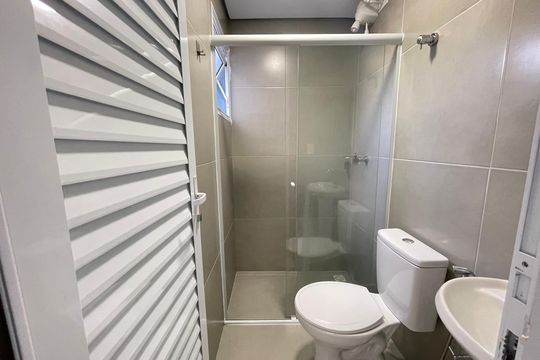 Banheiro de kitnet/studio para alugar com 1 quarto, 30m² em Jardim Bonfiglioli, São Paulo
